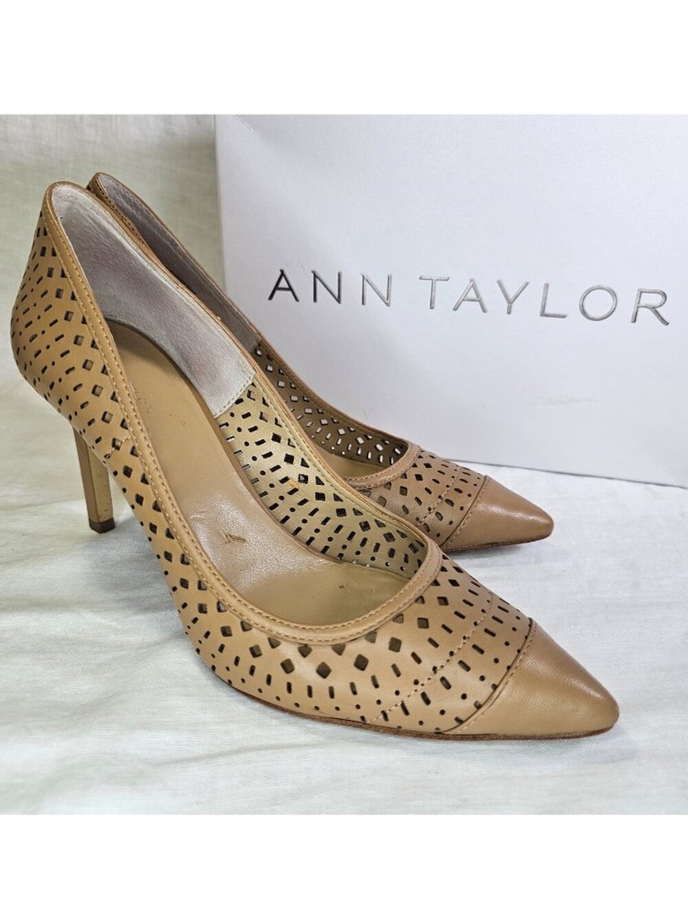 Ann Taylor Kim 3.75” Heel Leather Laser Cutout Scarpin Pump 8.5 Earthen Camel